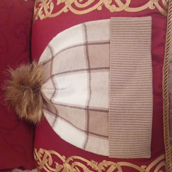 Tahari Accessories - Tahari beanie with pom NWOT